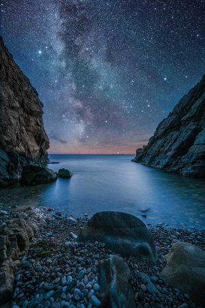 新片场ai推荐影片《星际遗迹》海报，深蓝星空背景下两位宇航员并肩而立，科幻史诗氛围感十足